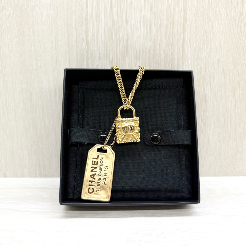 CHANEL 內鑲白鑽金色鎖頭垂墜LOGO吊牌項鍊-0