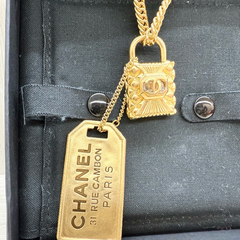 CHANEL 內鑲白鑽金色鎖頭垂墜LOGO吊牌項鍊-1