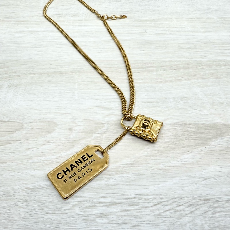 CHANEL 內鑲白鑽金色鎖頭垂墜LOGO吊牌項鍊-2