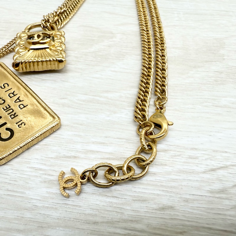 CHANEL 內鑲白鑽金色鎖頭垂墜LOGO吊牌項鍊-4