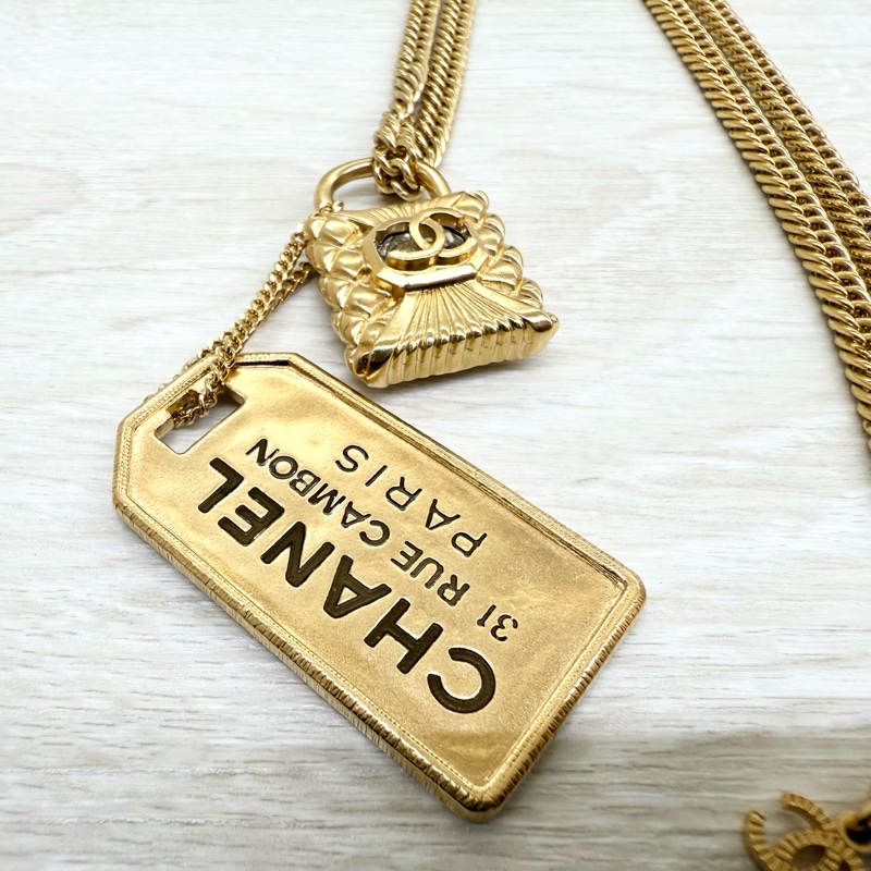 CHANEL 內鑲白鑽金色鎖頭垂墜LOGO吊牌項鍊-5