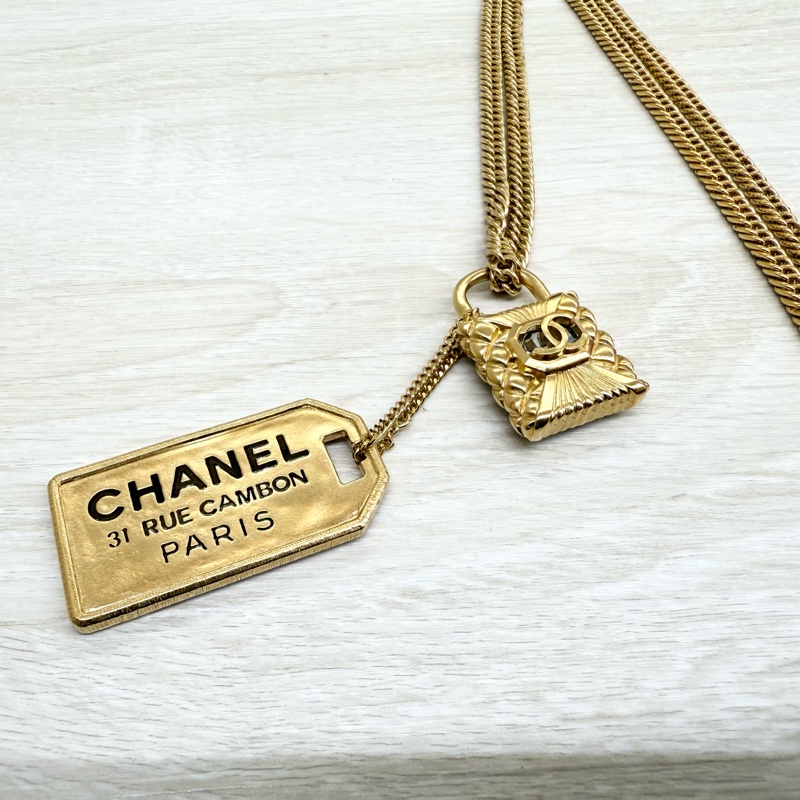 CHANEL 內鑲白鑽金色鎖頭垂墜LOGO吊牌項鍊-6