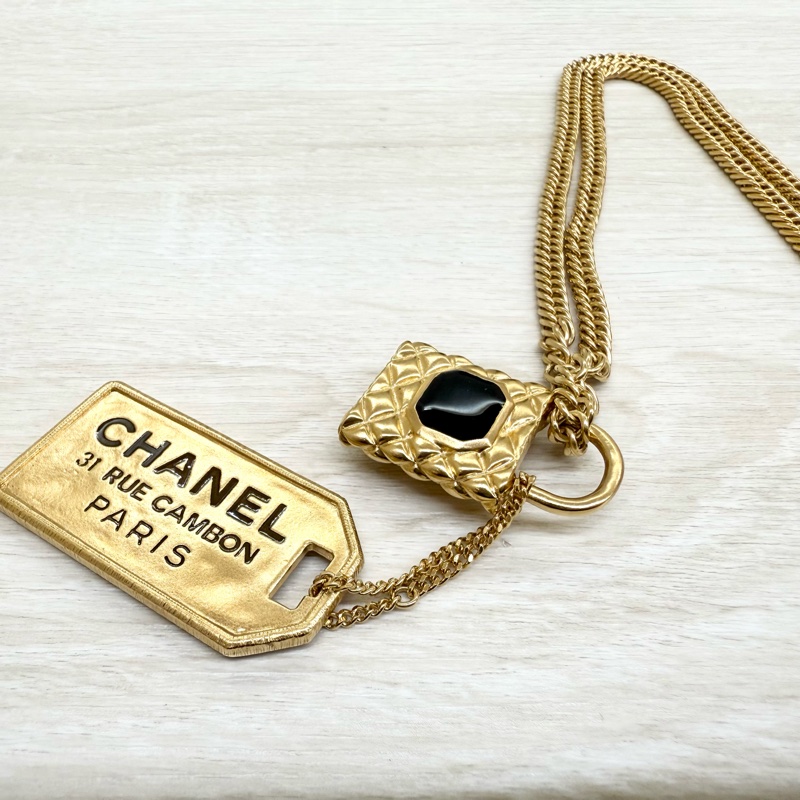 CHANEL 內鑲白鑽金色鎖頭垂墜LOGO吊牌項鍊-7