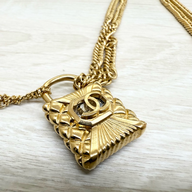 CHANEL 內鑲白鑽金色鎖頭垂墜LOGO吊牌項鍊-8