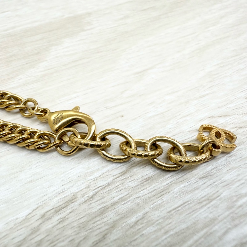 CHANEL 內鑲白鑽金色鎖頭垂墜LOGO吊牌項鍊-9