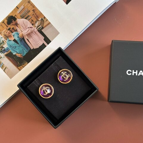 ::CHANEL:: 紫色圓形 金色雙C 立體造型針式耳環