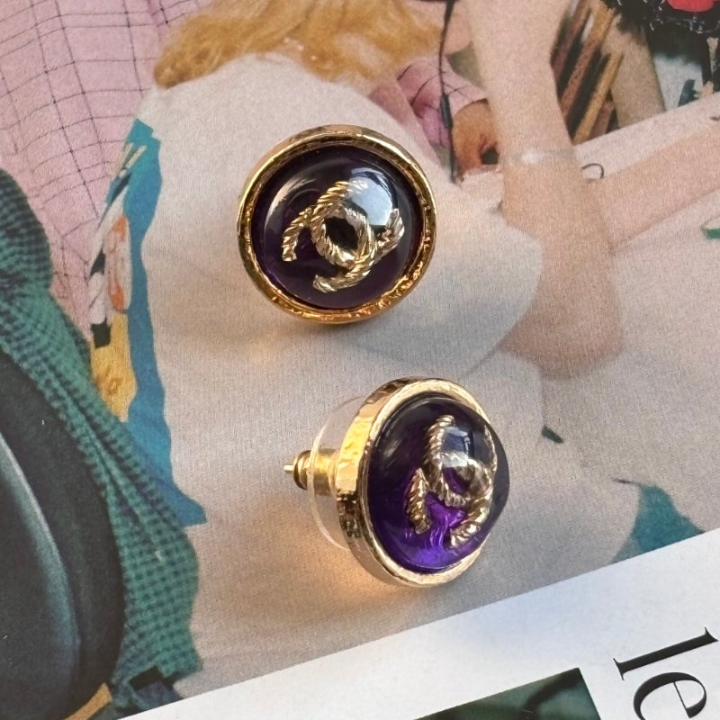::CHANEL:: 紫色圓形 金色雙C 立體造型針式耳環-1