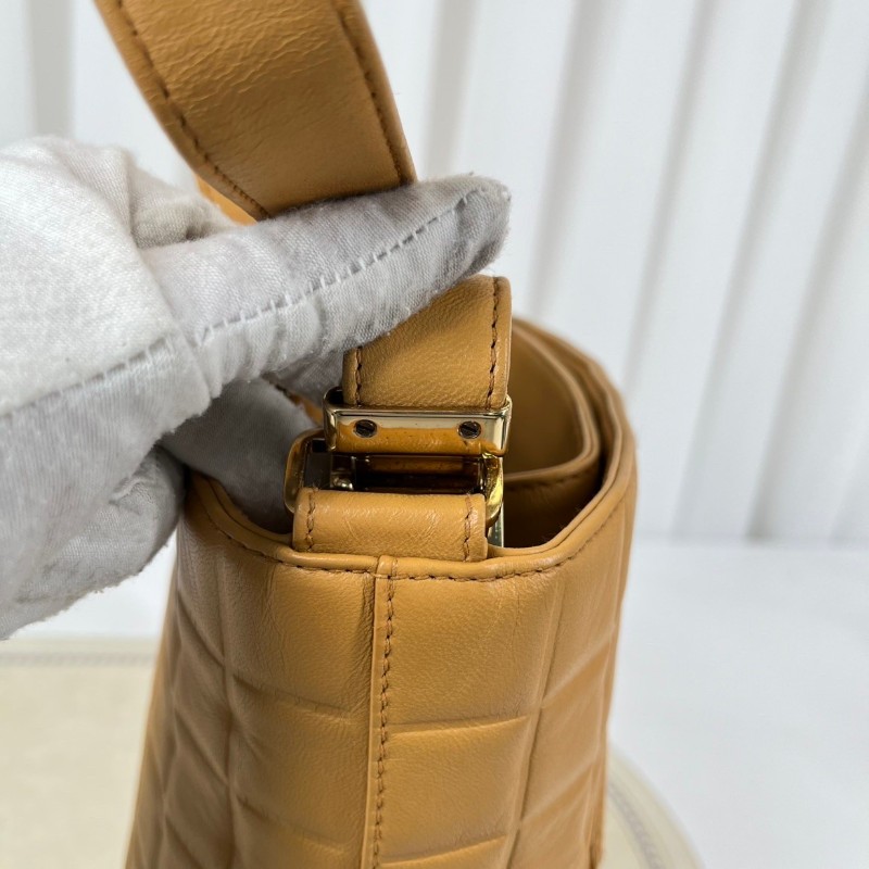 CHANEL 奶茶色冰格小水桶-16