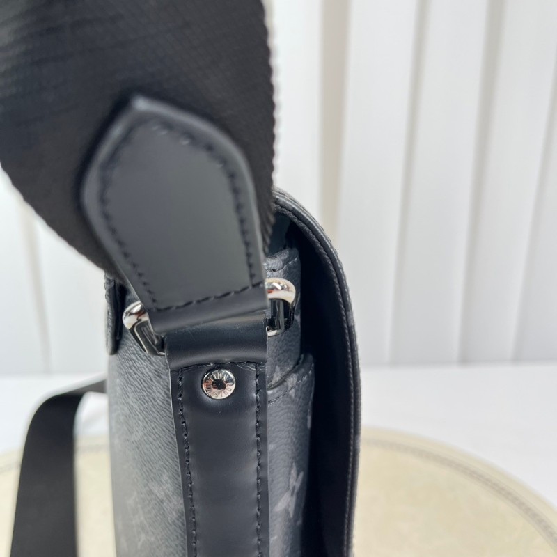 LV 經典老花郵差包男士斜背包 黑色內裡 肩帶可調節-8