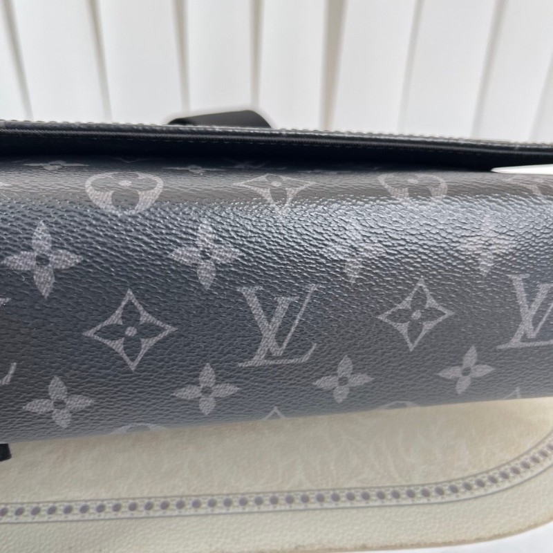 LV 經典老花郵差包男士斜背包 黑色內裡 肩帶可調節-12