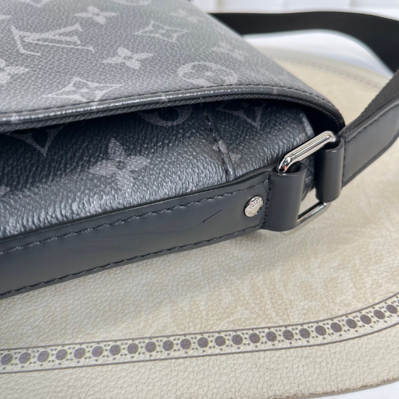 LV 經典老花郵差包男士斜背包 黑色內裡 肩帶可調節-14