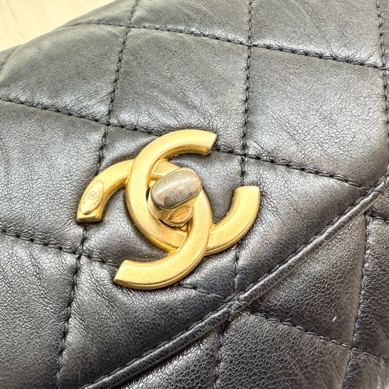 CHANEL黑金揉製羊皮雙C手把轉釦側背包AS2477-14