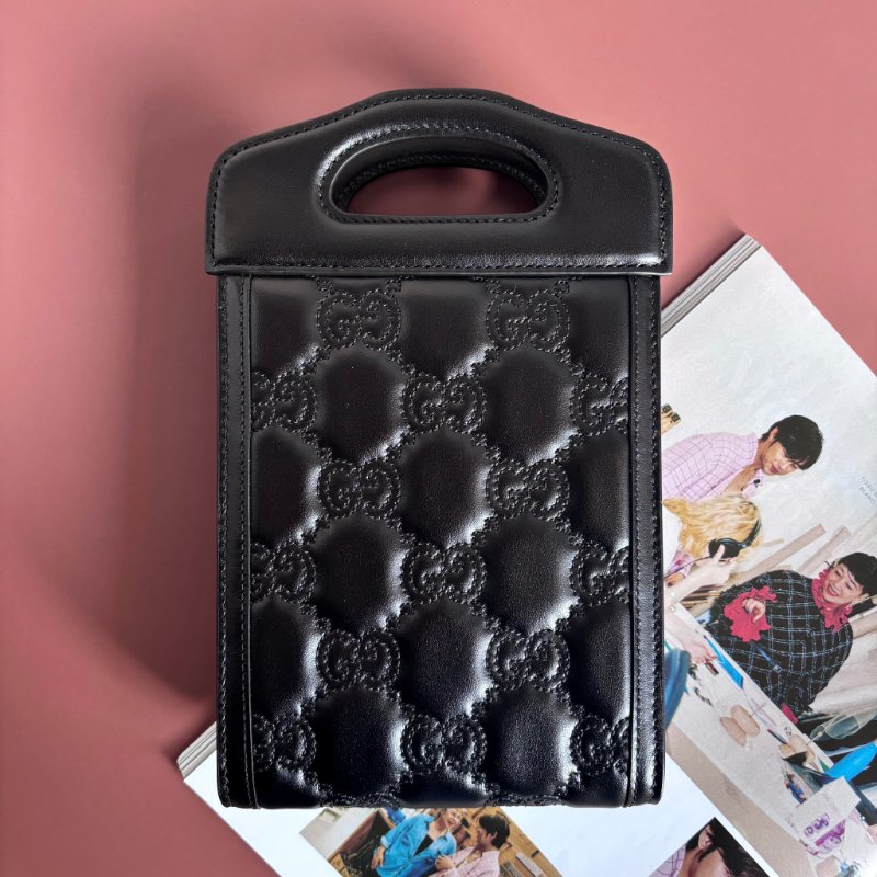 ::GUCCI:: 723776 滿版雙G黑金牛皮壓紋縫線直立手機包-1