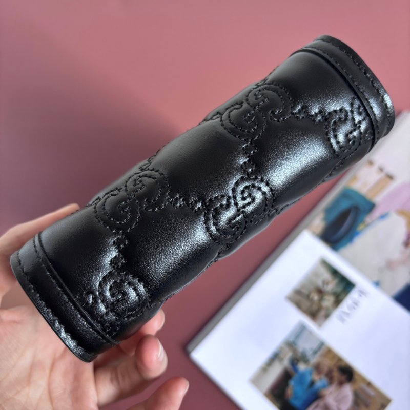 ::GUCCI:: 723776 滿版雙G黑金牛皮壓紋縫線直立手機包-2