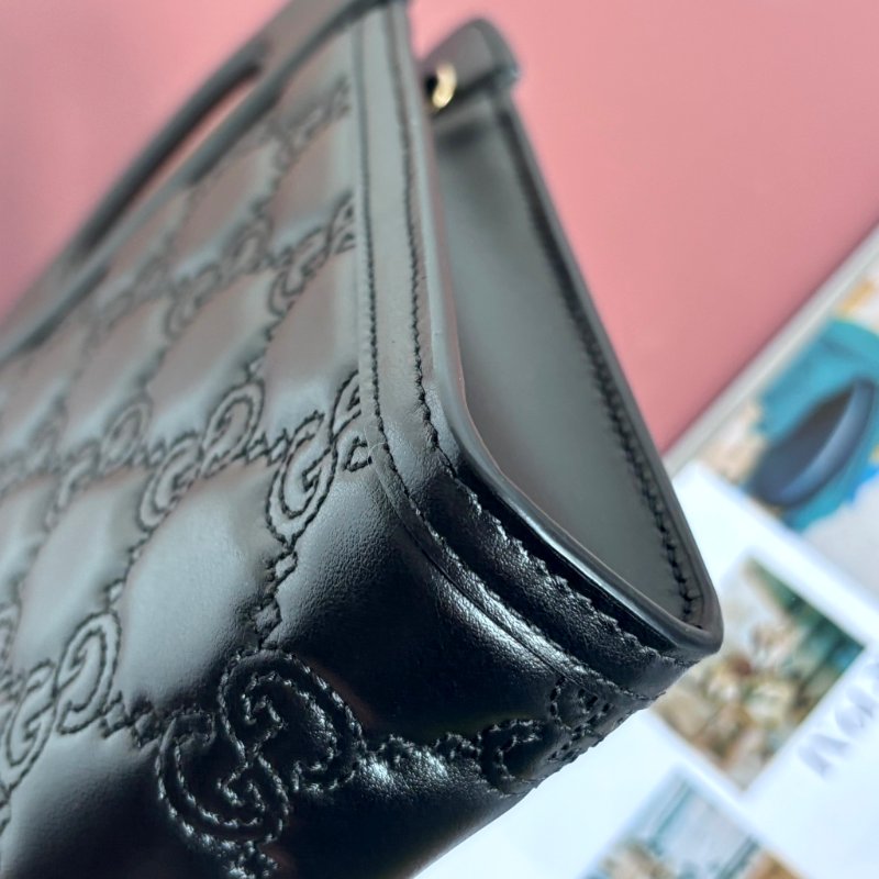 ::GUCCI:: 723776 滿版雙G黑金牛皮壓紋縫線直立手機包-3