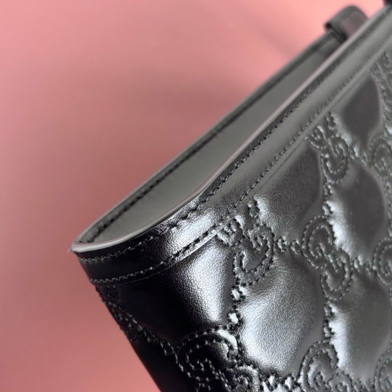 ::GUCCI:: 723776 滿版雙G黑金牛皮壓紋縫線直立手機包-4