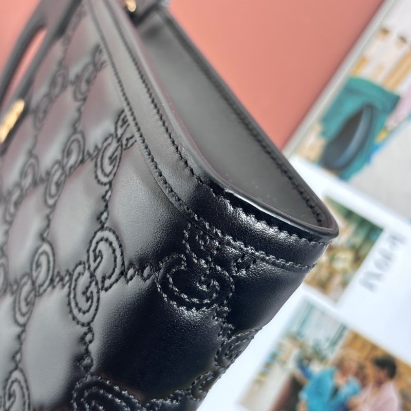 ::GUCCI:: 723776 滿版雙G黑金牛皮壓紋縫線直立手機包-5