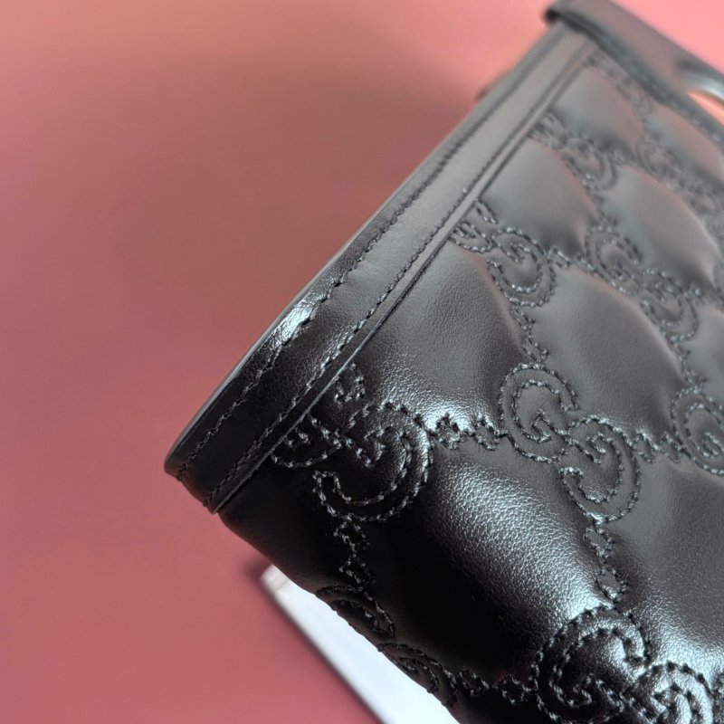 ::GUCCI:: 723776 滿版雙G黑金牛皮壓紋縫線直立手機包-6