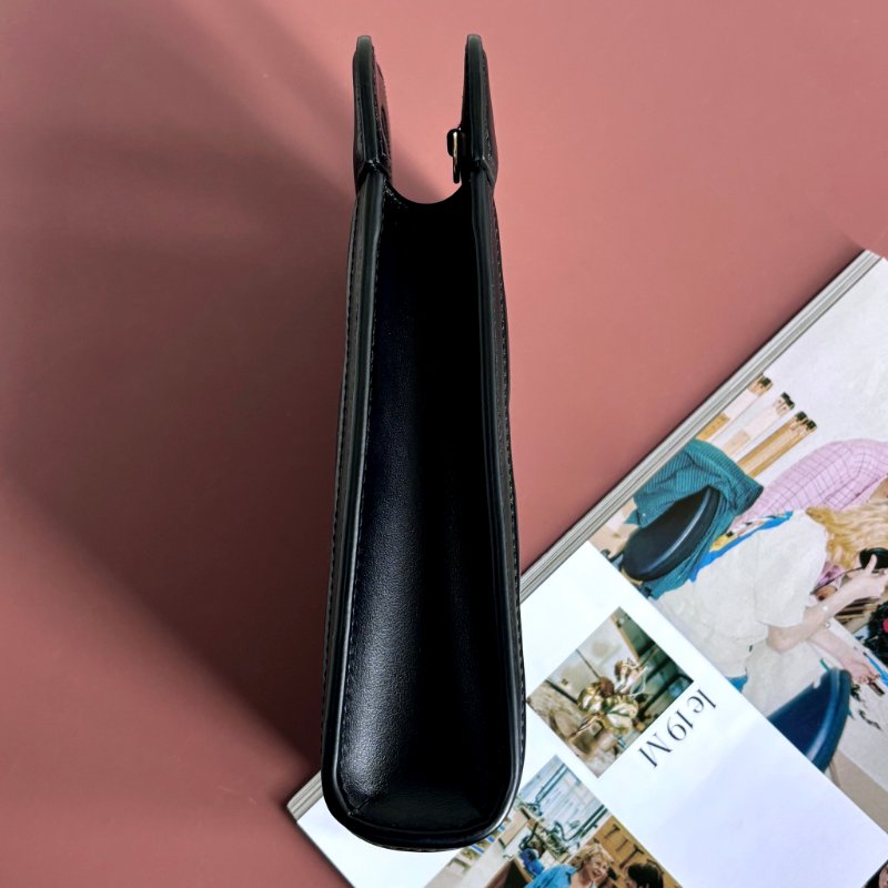 ::GUCCI:: 723776 滿版雙G黑金牛皮壓紋縫線直立手機包-7