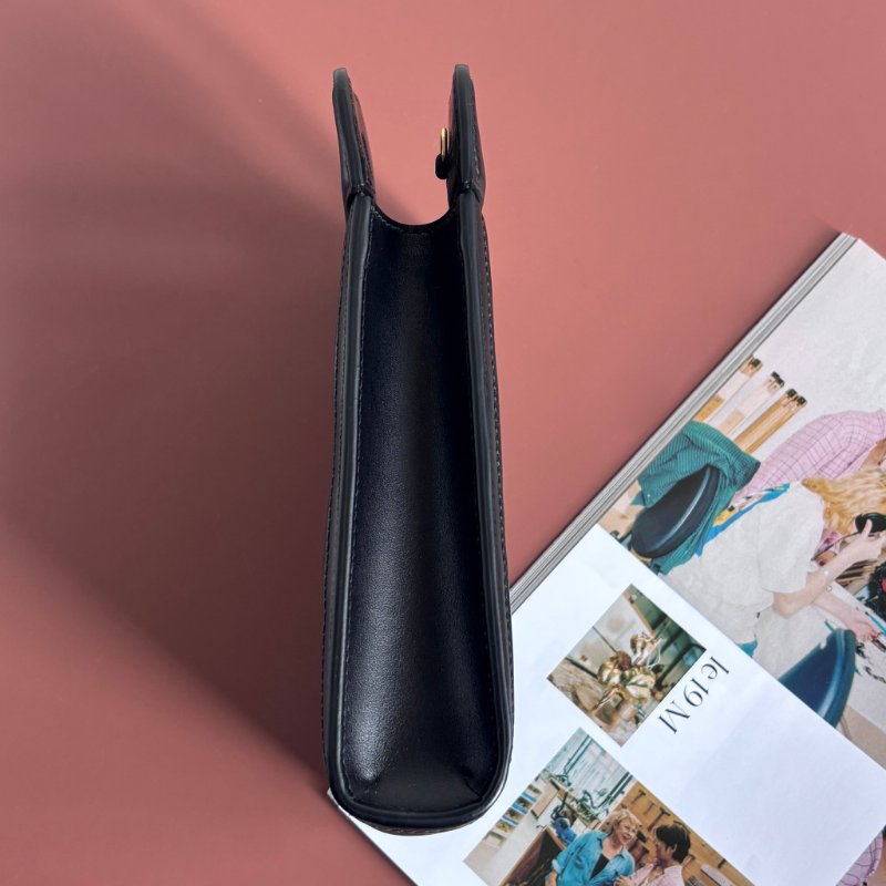 ::GUCCI:: 723776 滿版雙G黑金牛皮壓紋縫線直立手機包-8