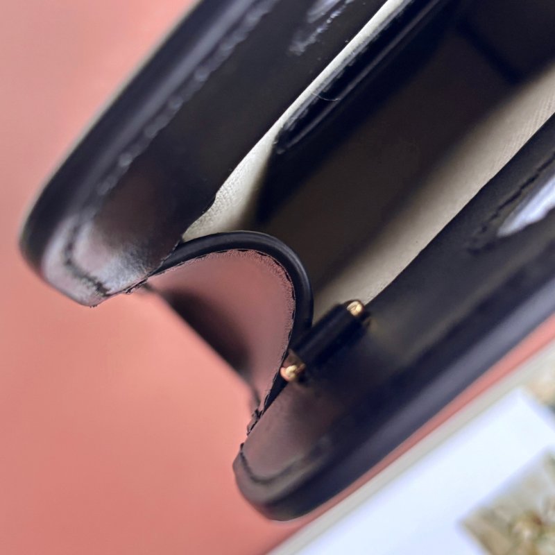 ::GUCCI:: 723776 滿版雙G黑金牛皮壓紋縫線直立手機包-10