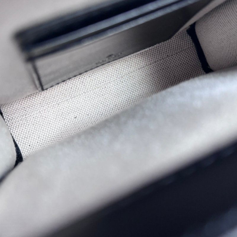 ::GUCCI:: 723776 滿版雙G黑金牛皮壓紋縫線直立手機包-11