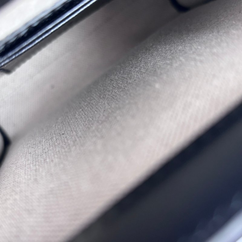 ::GUCCI:: 723776 滿版雙G黑金牛皮壓紋縫線直立手機包-12