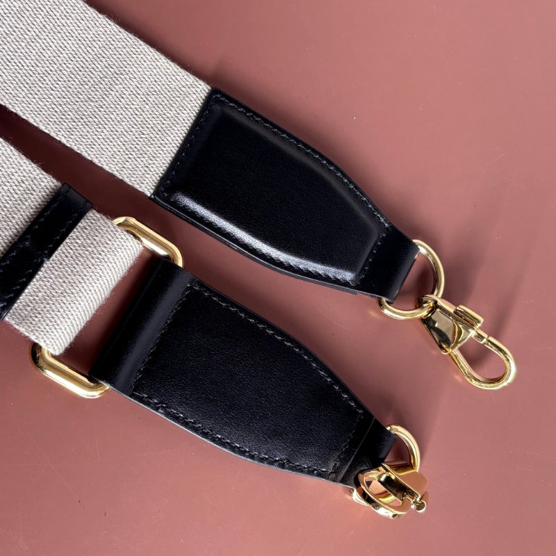 ::GUCCI:: 723776 滿版雙G黑金牛皮壓紋縫線直立手機包-13