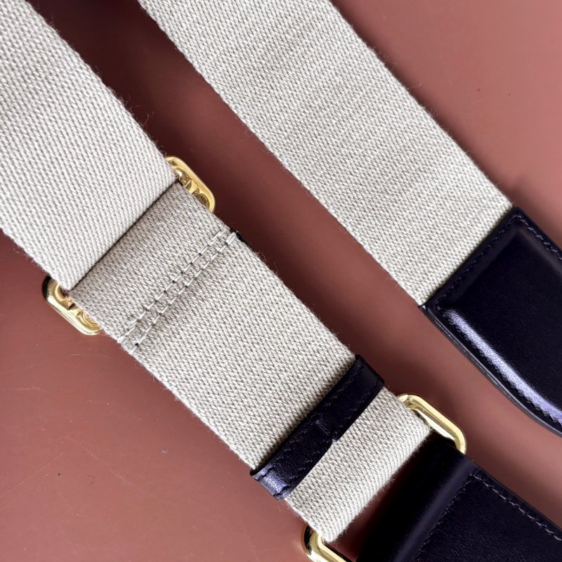 ::GUCCI:: 723776 滿版雙G黑金牛皮壓紋縫線直立手機包-14