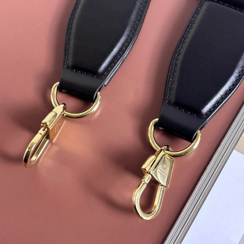 ::GUCCI:: 723776 滿版雙G黑金牛皮壓紋縫線直立手機包-15