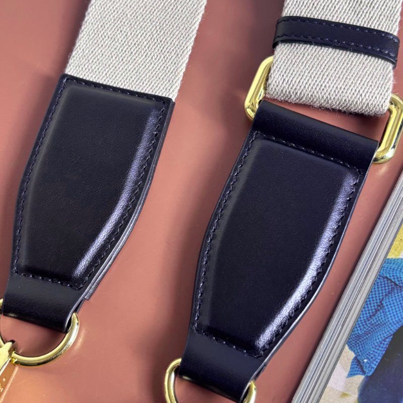 ::GUCCI:: 723776 滿版雙G黑金牛皮壓紋縫線直立手機包-16