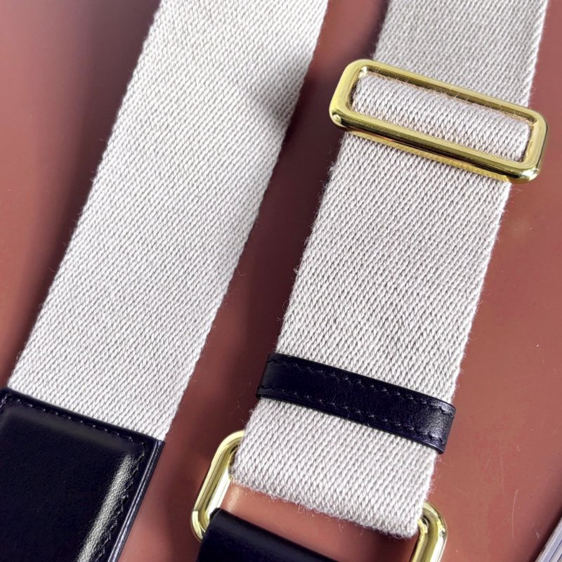 ::GUCCI:: 723776 滿版雙G黑金牛皮壓紋縫線直立手機包-17