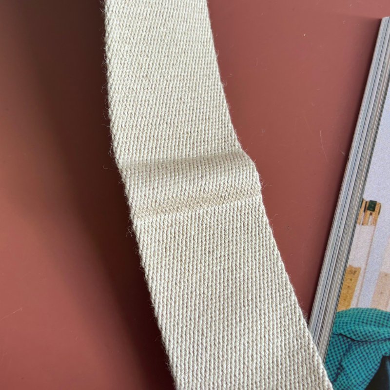 ::GUCCI:: 723776 滿版雙G黑金牛皮壓紋縫線直立手機包-18