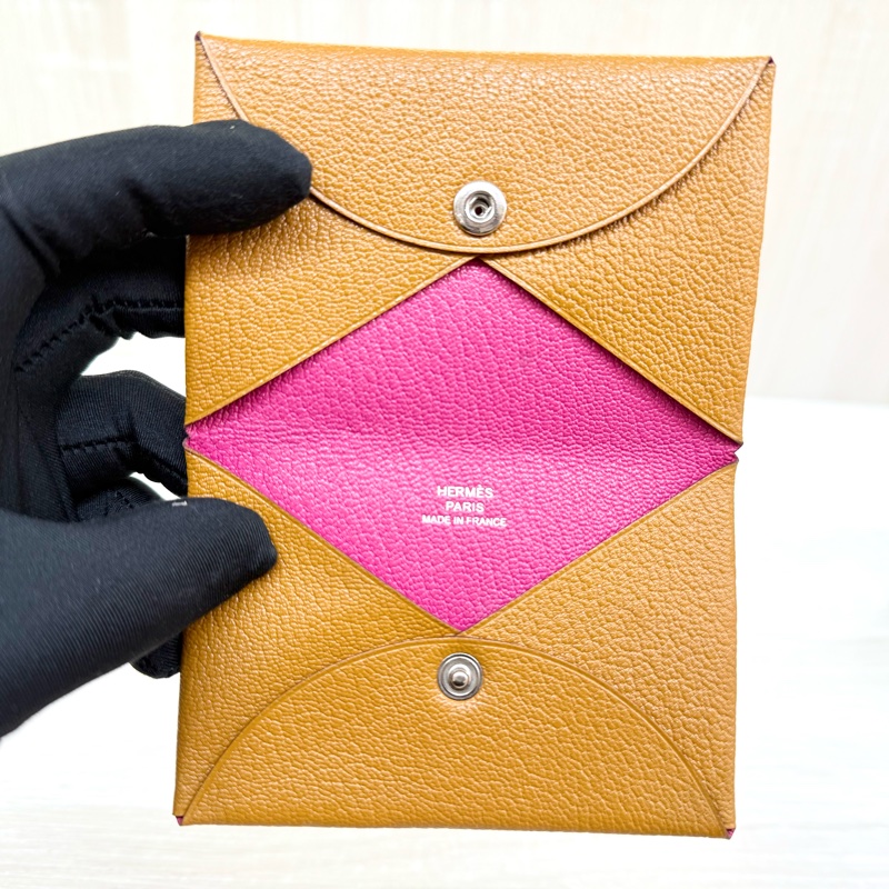 HERMES太妃糖色x桃紅色內裡山羊皮CALVI拚色卡包-1