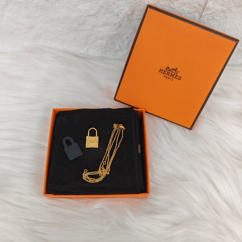 Hermès 愛馬仕 O kelly 金色鎖頭吊墜-0