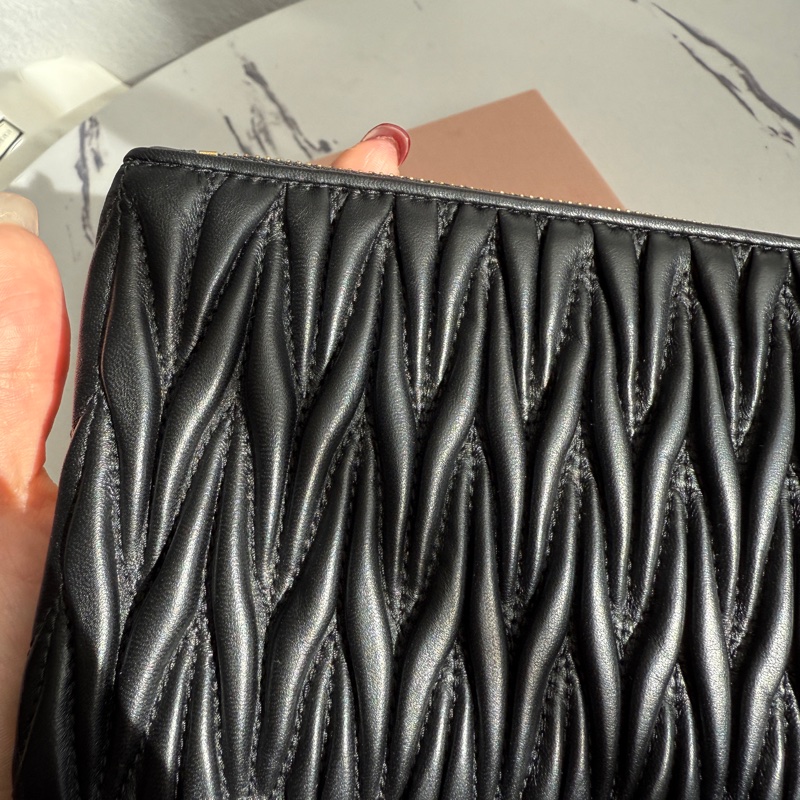 Miumiu 質感手拿包 長夾 多功能用 超新-7