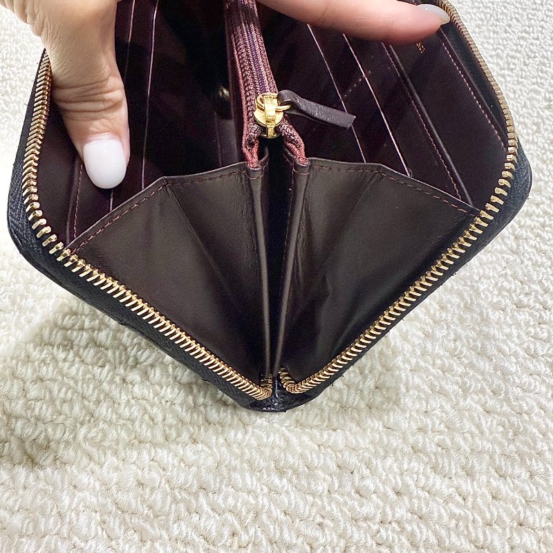 CHANEL - 黑色金釦牛皮8卡ㄇ型拉鍊長夾-9