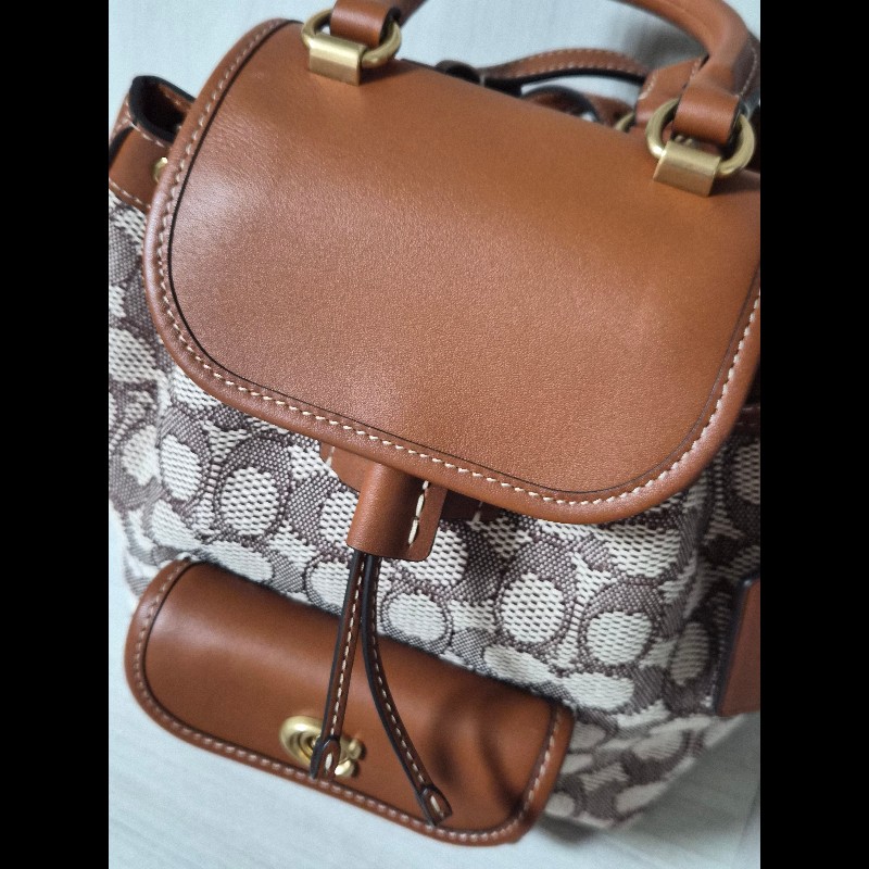 coach riya21老花緹花後背包-7