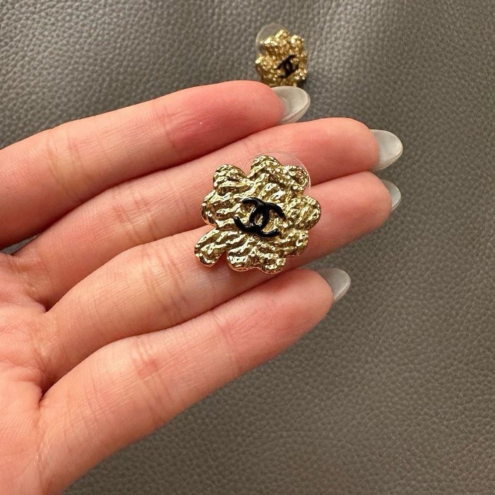 Chanel 24春夏款 讓人淪陷 金色熔岩紋理四葉草🍀美到犯規 雙C耳環、耳釘-5