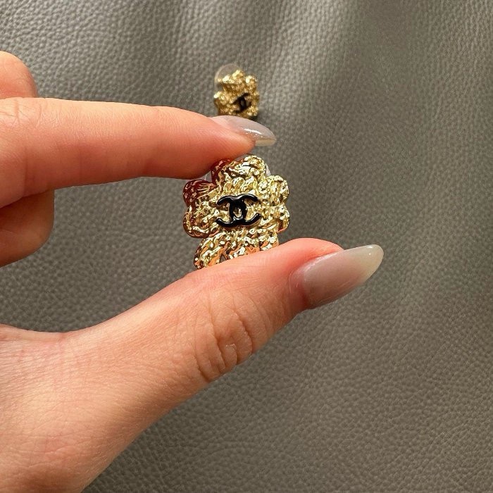 Chanel 24春夏款 讓人淪陷 金色熔岩紋理四葉草🍀美到犯規 雙C耳環、耳釘-6