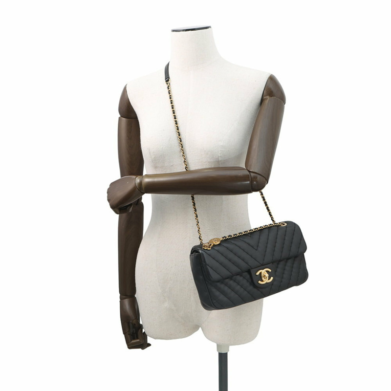 香奈兒鏈條肩背包，飾有Coco標誌和人字紋羊皮-4