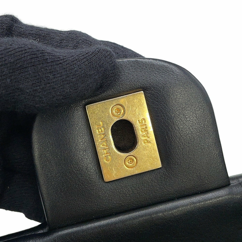 香奈兒鏈條肩背包，飾有Coco標誌和人字紋羊皮-13