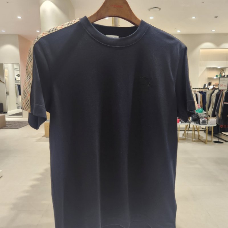 🎉2026新品好折扣✨Burberry 81062481 男款修身格紋裝飾棉質短袖 T-shirt 上衣 黑色 S/M/L/XL-2
