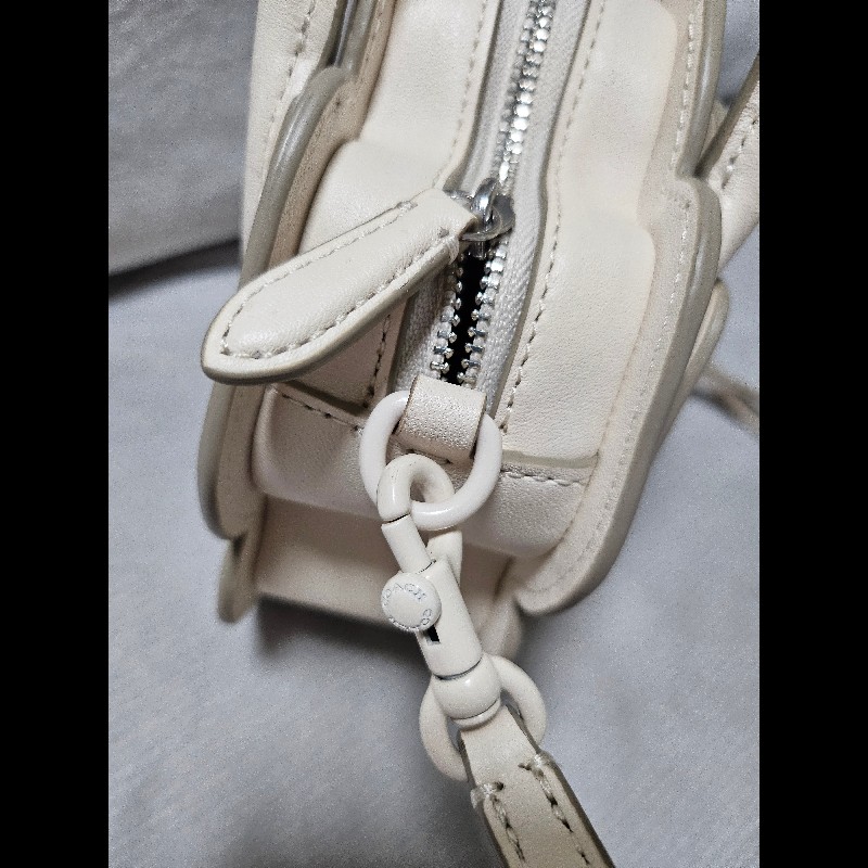 coach茶香玫瑰白斜背包-1