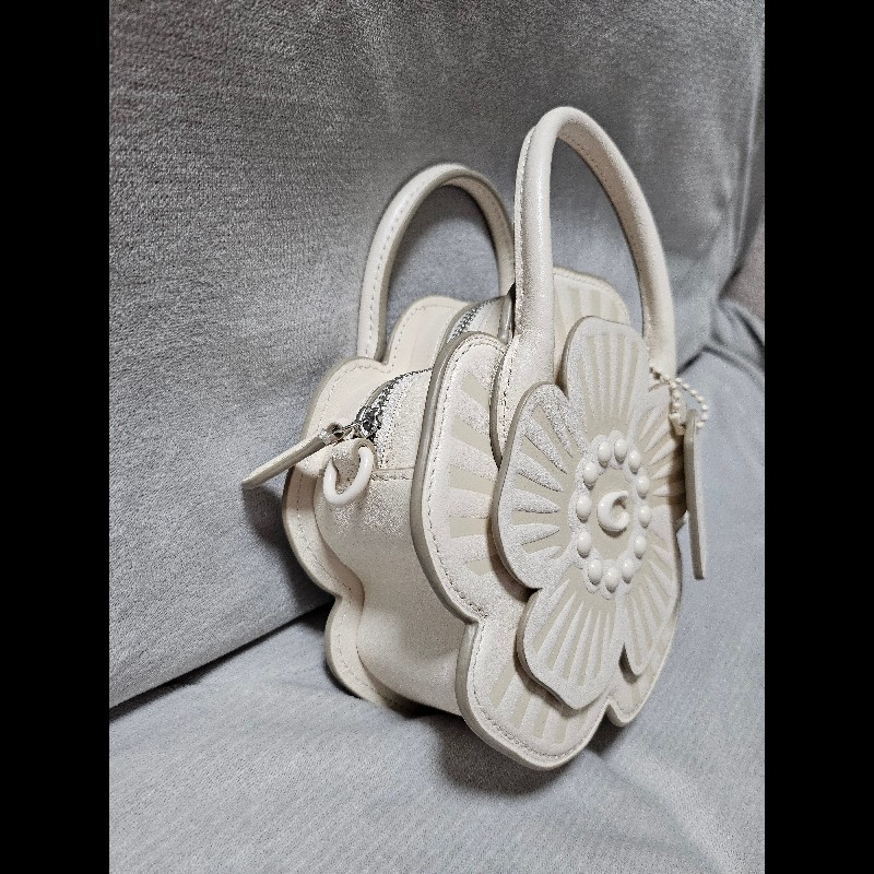 coach茶香玫瑰白斜背包-6