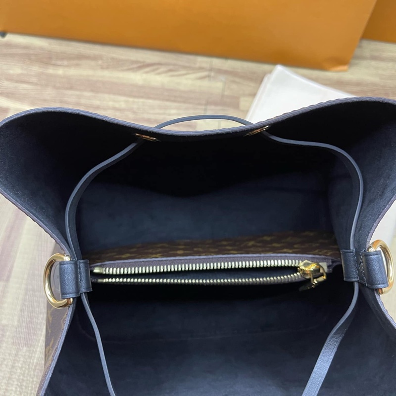 (保證正品)近全新Louis Vuitton路易威登LV 晶片款水桶包 肩背包 斜背包 購物包M44020-17