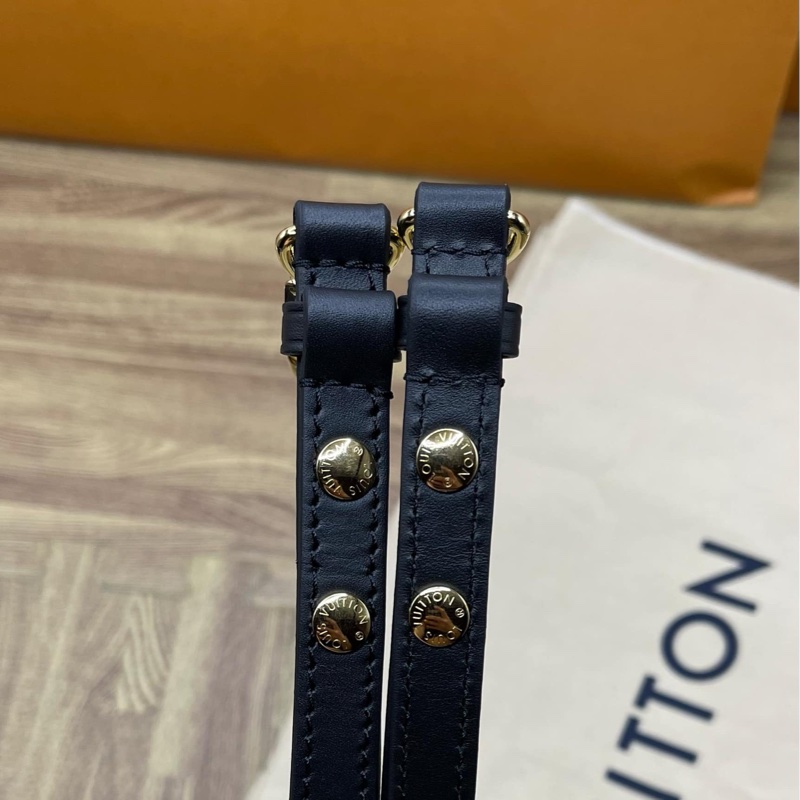 (保證正品)近全新Louis Vuitton路易威登LV 晶片款水桶包 肩背包 斜背包 購物包M44020-29