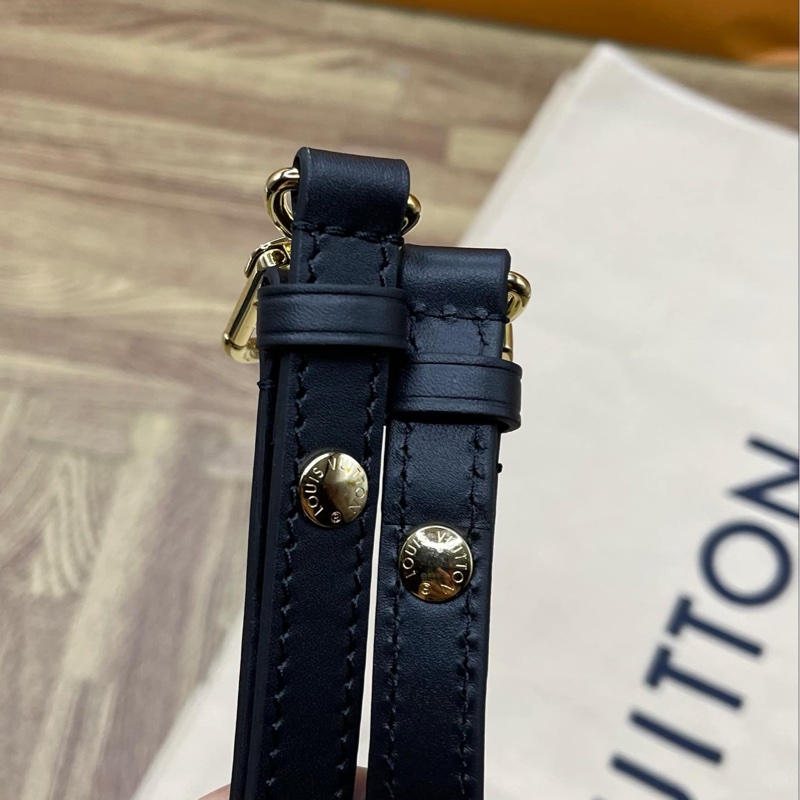 (保證正品)近全新Louis Vuitton路易威登LV 晶片款水桶包 肩背包 斜背包 購物包M44020-30