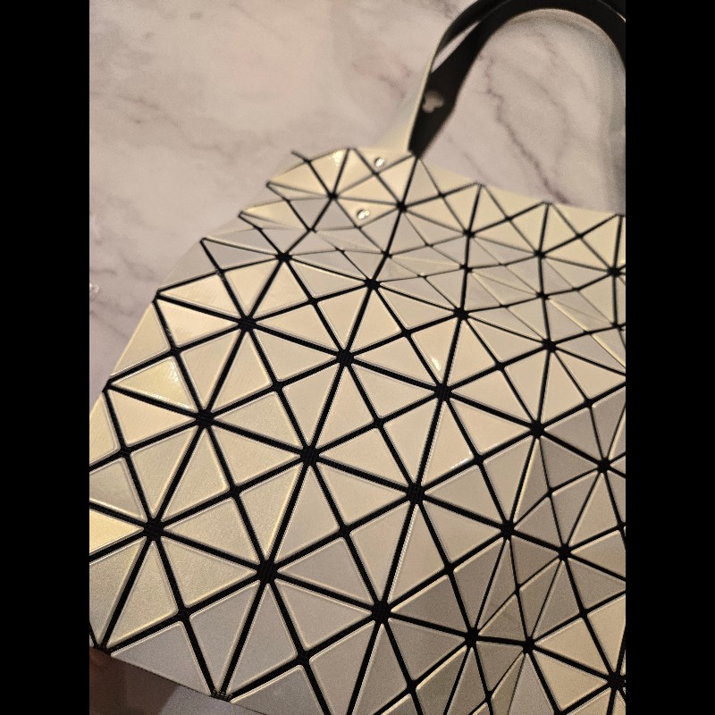 三宅一生BAOBAO 7×7格人魚珠光白透淺黃色手提包-6