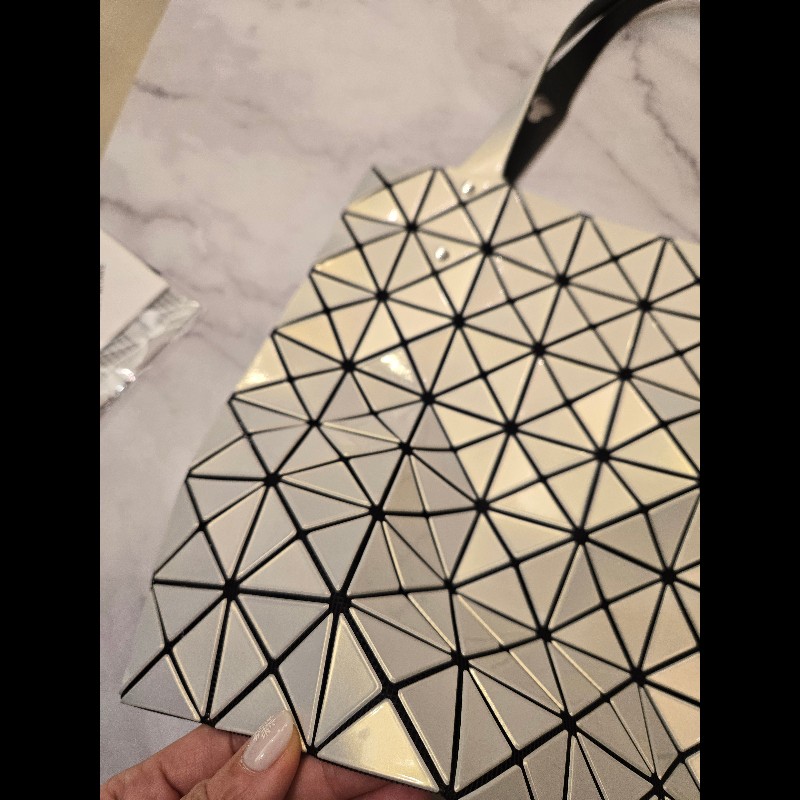 三宅一生BAOBAO 7×7格人魚珠光白透淺黃色手提包-17